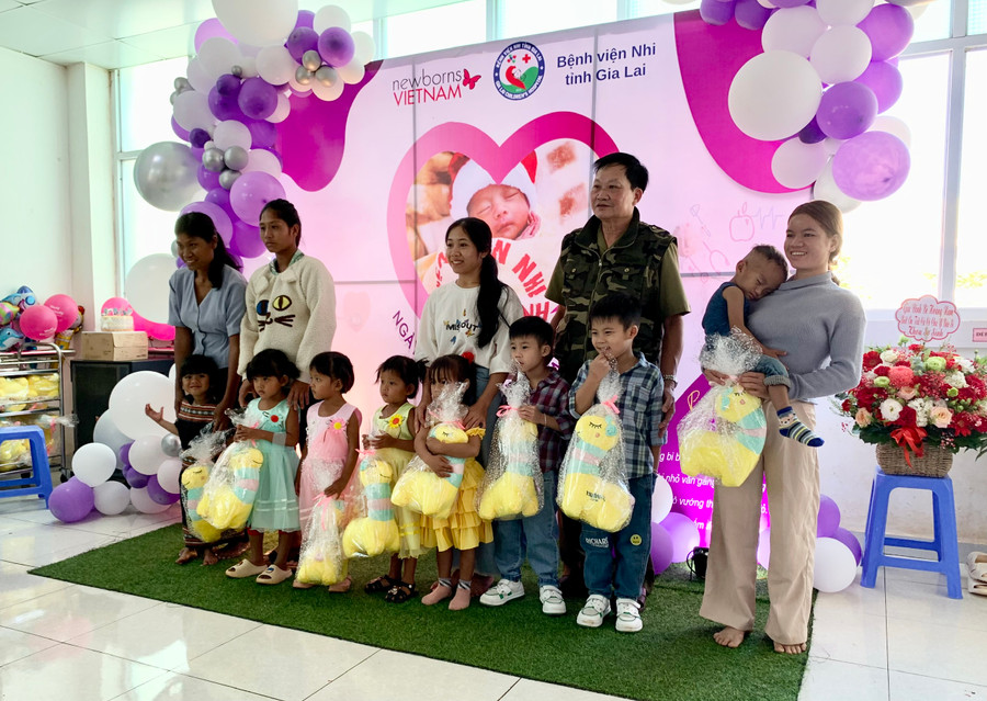 Các gia đình chụp ảnh lưu niệm trong buổi gặp mặt nhân Ngày Thế giới vì trẻ sinh non 17-11. Ảnh: Như Nguyện Các gia đình chụp ảnh lưu niệm trong buổi gặp mặt nhân Ngày Thế giới vì trẻ sinh non 17-11. Ảnh: Như Nguyện