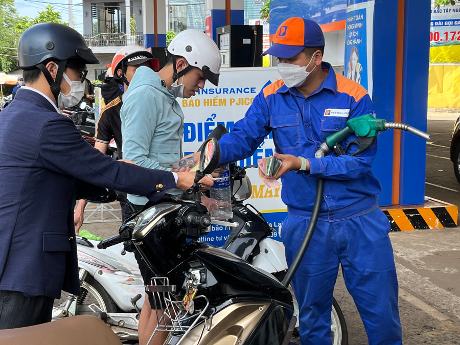 Bộ Công Thương chỉ đạo ngay các thương nhân đầu mối kinh doanh xăng dầu cung cấp đầy đủ xăng dầu cho thị trường trong nước, bảo đảm tuyệt đối không để thiếu hụt, đứt gãy nguồn cung xăng dầu trong mọi tình huống. Ảnh: Gia Bảo