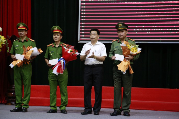 Ông Lê Văn Dũng, Phó Bí thư Thường trực Tỉnh ủy Quảng Nam biểu dương, thưởng nóng cho các lực lượng Công an tỉnh Quảng Nam