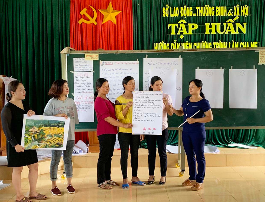 Dự án Bạn hữu trẻ em tổ chức tập huấn giúp phụ nữ vùng sâu, vùng xa có thêm kiến thức chăm sóc và bảo vệ con cái. Ảnh: Khang Nghi