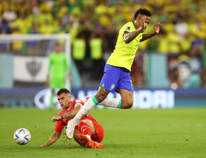 Các cầu thủ Brazil vấp phải sự kháng cự quyết liệt của Thụy Sĩ. Ảnh: FIFA