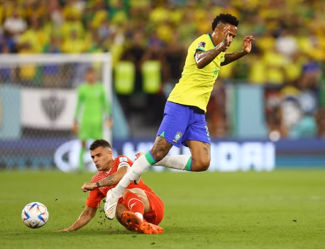 Các cầu thủ Brazil vấp phải sự kháng cự quyết liệt của Thụy Sĩ. Ảnh: FIFA