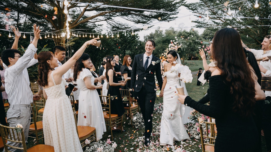  Cặp đôi hạnh phúc trong tiệc cưới ngọt ngào. Ảnh: NVCC 