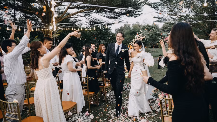  Cặp đôi hạnh phúc trong tiệc cưới ngọt ngào. Ảnh: NVCC 