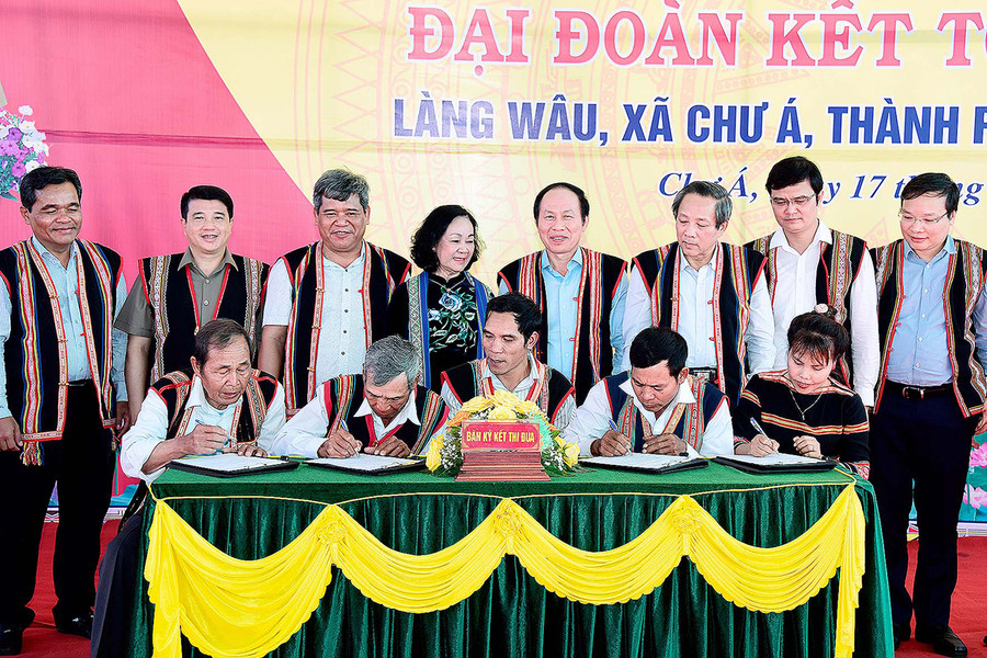 Đại diện dân làng và các đoàn thể tại làng Wâu ký kết giao ước thi đua năm 2023. Ảnh: Đức Thụy  Đoàn công tác Trung ương tham quan gian hàng trưng bày sản phẩm nông nghiệp của người dân làng Wâu tại Ngày hội đại đoàn kết toàn dân tộc. Ảnh: Đức Thụy