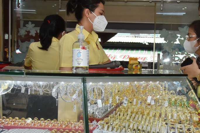 Giá vàng hôm nay của thế giới tăng một mạch 43 USD, từ 1.710 USD/ounce lên 1.753 USD/ounce Giá vàng hôm nay của thế giới tăng một mạch 43 USD, từ 1.710 USD/ounce lên 1.753 USD/ounce