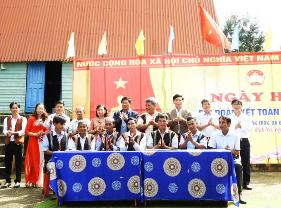 Ban công tác Mặt trận và đại diện các hộ gia đình của 2 làng đã ký kết chương trình thực hiện các phong trào thi đua yêu nước năm 2023. Ảnh: Thanh Nhật