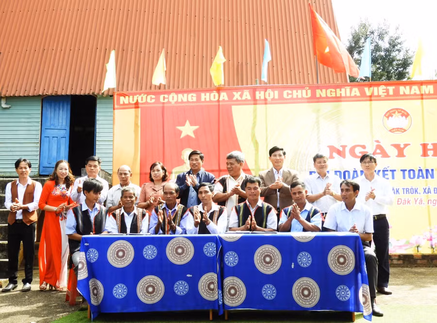 Ban công tác Mặt trận và đại diện các hộ gia đình của 2 làng đã ký kết chương trình thực hiện các phong trào thi đua yêu nước năm 2023. Ảnh: Thanh Nhật