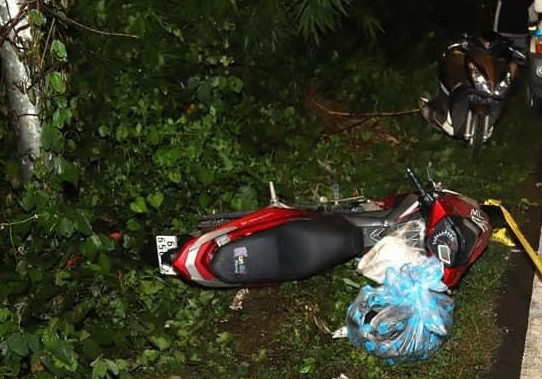 Xe máy của 2 nạn nhân văng ra lề đường. Ảnh: Công an cung cấp