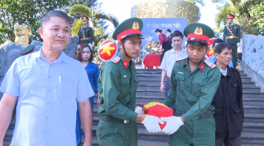  Hài cốt liệt sĩ Kpuih JI được an táng tại Nghĩa trang Liệt sĩ huyện. Ảnh: Khánh Linh