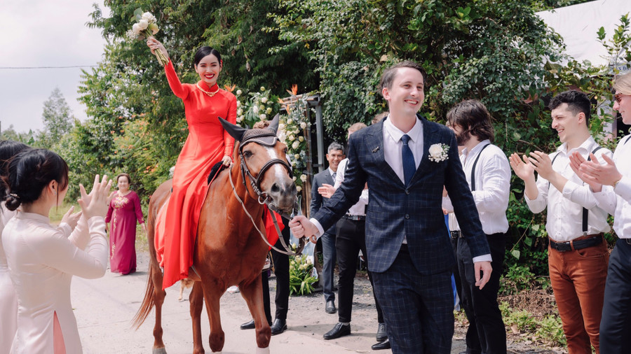 Đám cưới rước dâu bằng ngựa của thầy giáo Tây và cô gái Việt gây 