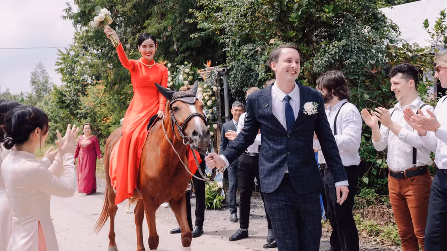 Đám cưới rước dâu bằng ngựa của thầy giáo Tây và cô gái Việt gây 