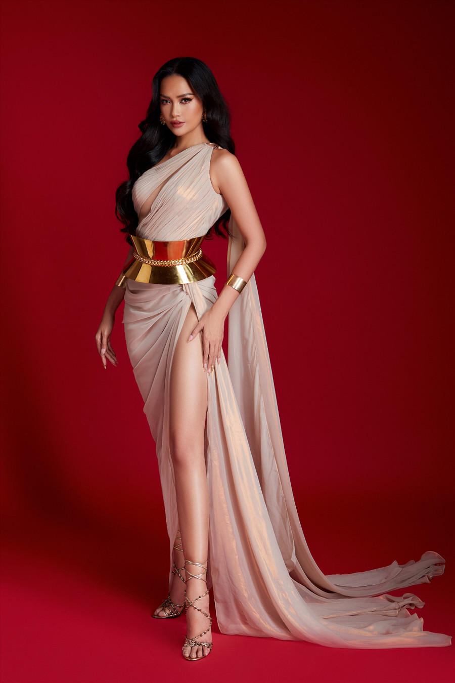 Sinh ra trong gia đình có hoàn cảnh khó khăn, bố mất sớm, nhưng Hoa hậu Ngọc Châu chưa bao giờ chùn bước trước những rào cản của cuộc đời. Cô dám vượt qua vùng an toàn của bản thân, chinh phục những thử thách mới và xuất sắc chiến thắng Vietnam’s Next Top Model 2016, đăng quang Hoa hậu Siêu quốc gia Việt Nam 2018. Không dừng lại ở đó, Ngọc Châu tiếp tục đến với Hoa Hoàn vũ Việt Nam 2022, bằng những nỗ lực và ý chí bền bỉ, Ngọc Châu chinh phục thành công vương miện Vinawoman, giành chiến thắng thuyết phục và nhận được sự ủng hộ tích cực từ khán giả.