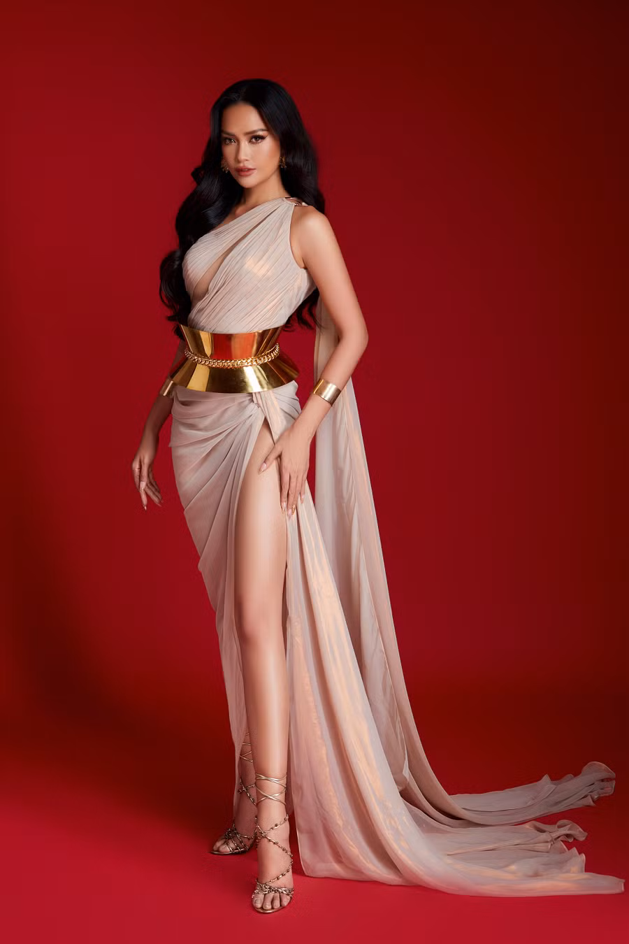 Sinh ra trong gia đình có hoàn cảnh khó khăn, bố mất sớm, nhưng Hoa hậu Ngọc Châu chưa bao giờ chùn bước trước những rào cản của cuộc đời. Cô dám vượt qua vùng an toàn của bản thân, chinh phục những thử thách mới và xuất sắc chiến thắng Vietnam’s Next Top Model 2016, đăng quang Hoa hậu Siêu quốc gia Việt Nam 2018. Không dừng lại ở đó, Ngọc Châu tiếp tục đến với Hoa Hoàn vũ Việt Nam 2022, bằng những nỗ lực và ý chí bền bỉ, Ngọc Châu chinh phục thành công vương miện Vinawoman, giành chiến thắng thuyết phục và nhận được sự ủng hộ tích cực từ khán giả.