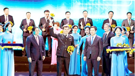 Thủ tướng Phạm Minh Chính trao biểu trưng cho doanh nghiệp có sản phẩm được công nhận Thương hiệu quốc gia Việt Nam