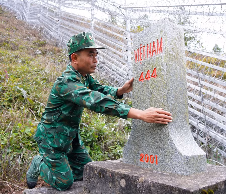 Mốc giới 444 là mốc đơn, loại nhỏ, làm bằng đá hoa cương, có độ cao 1.507,78 m, tọa độ địa lý 23°17’39,431” vĩ độ bắc - 105°25’39,127” kinh độ đông.