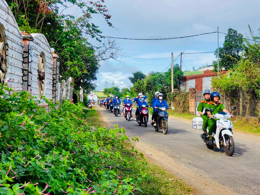  Sinh viên Trường Cao đẳng Gia Lai và đoàn viên, thanh niên xã Chư Đang Ya phối hợp với Công an xã tuyên truyền về đảm bảo trật tự an toàn giao thông. Ảnh: Nhật Hào