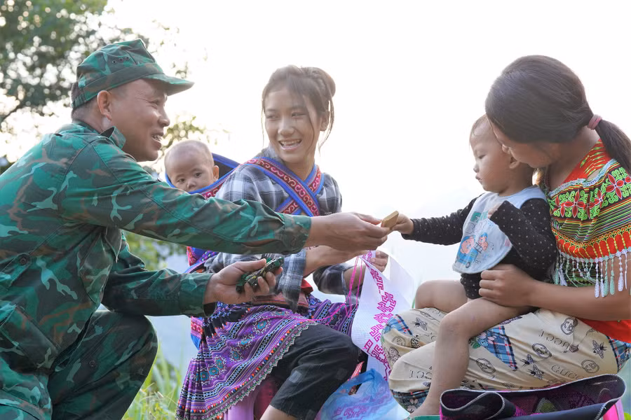 Thiếu tá quân nhân chuyên nghiệp Trần Đức Cường trò chuyện với bà con xã Pà Vầy Sủ.