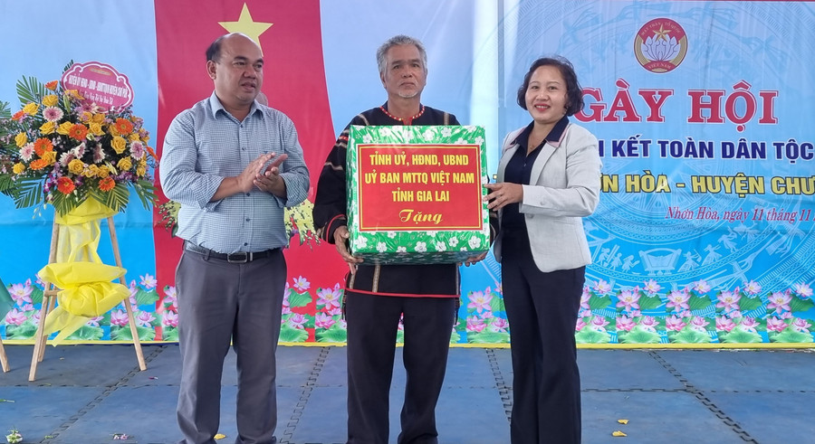 Phó Chủ tịch HĐND tỉnh Ayun H’Bút trao quà cho cán bộ và Nhân dân làng Plei Hrai Dong. Ảnh: Hà Phương Phó Chủ tịch HĐND tỉnh Ayun H’Bút trao quà cho thôn Plei Hrai Dong. Ảnh: Hà Phương