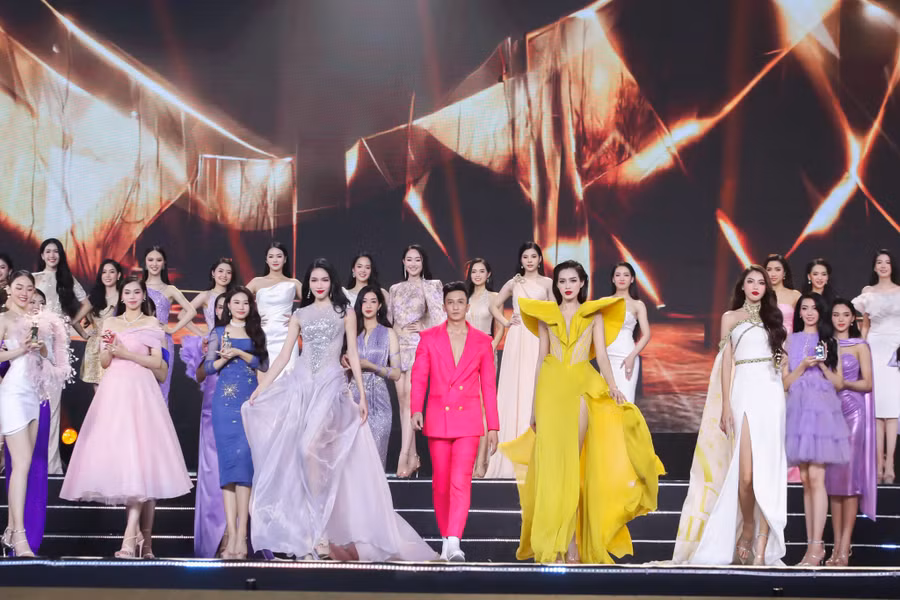  Hoa hậu Đỗ Thị Hà, Á hậu Phương Anh, Ngọc Thảo trình diễn thời trang cùng các thí sinh Hoa hậu Việt Nam 2022. Ảnh: BTC