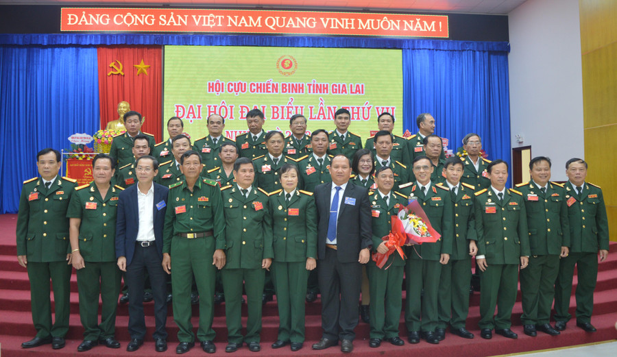 Lãnh đạo Trung ương Hội CCB Việt Nam và lãnh đạo tỉnh chụp ảnh với Ban Chấp hành Hội Cựu chiến binh tỉnh nhiệm kỳ 2022-2027. Ảnh: Anh Huy
