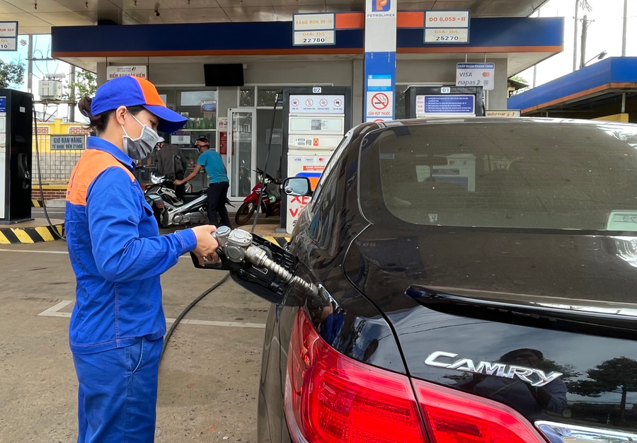 Giá xăng chiều 1-11 tiếp tục tăng. Ảnh: Phương Vi