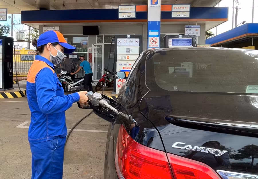 Giá xăng chiều 1-11 tiếp tục tăng. Ảnh: Phương Vi