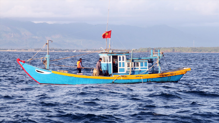 Tàu giã cào hoạt động khá gần bờ, đe dọa đến nguồn lợi thủy hải sản bị lực lượng tuần tra phát hiện. Ảnh: C.K