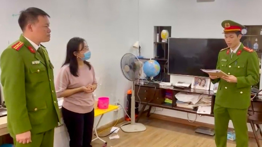 Công an tỉnh Bắc Giang đọc quyết định khởi tố bị can Phạm Thị Lan (áo hồng). Ảnh Công an cung cấp Công an tỉnh Bắc Giang đọc quyết định khởi tố bị can Phạm Thị Lan (áo hồng). Ảnh Công an cung cấp