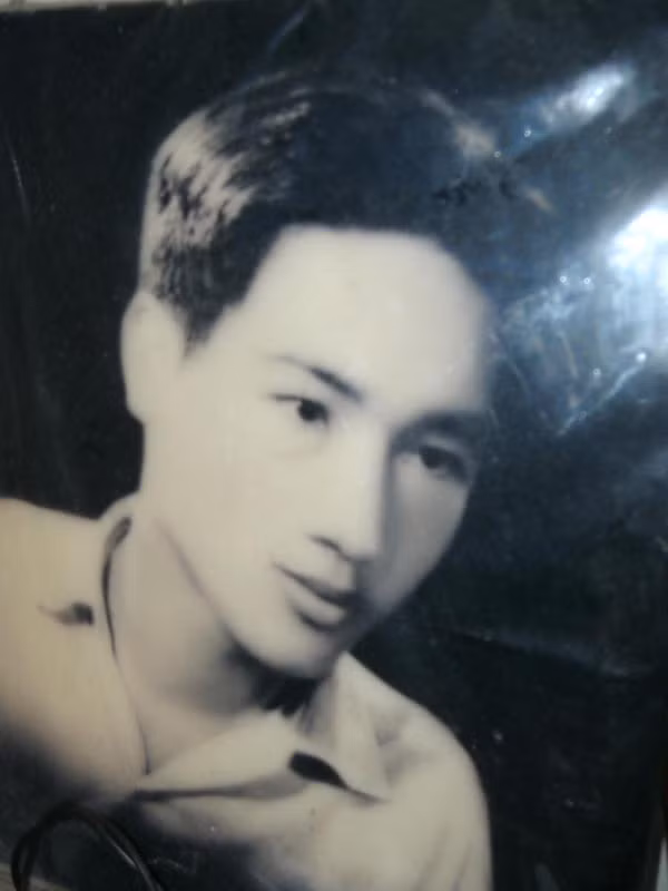 Thầy giáo Ký thời trẻ.