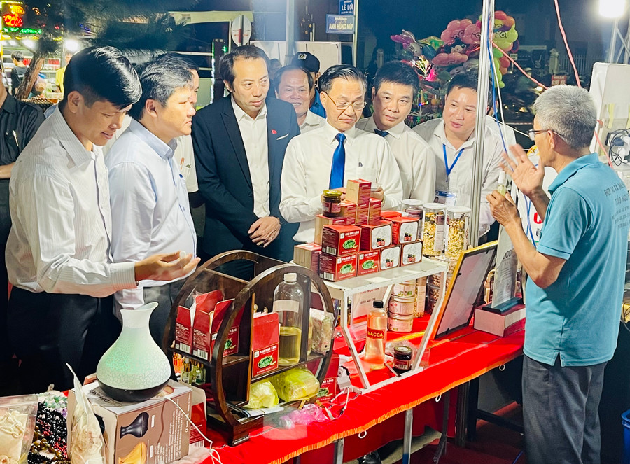 Các đại biểu tham quan gian hàng của Liên minh HTX tỉnh Gia Lai. Ảnh: Vũ Thảo Các đại biểu tham quan gian hàng của Liên minh HTX Gia Lai