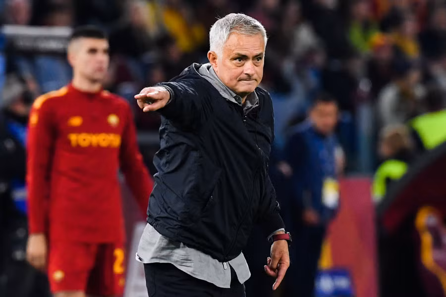 HLV Mourinho không thể giúp AS Roma đứng vững trong top 4. Ảnh: AFP