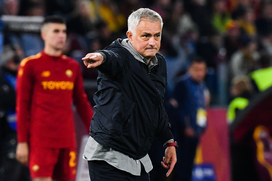 HLV Mourinho không thể giúp AS Roma đứng vững trong top 4. Ảnh: AFP