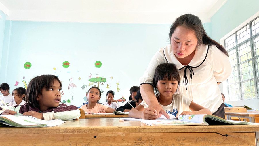 Suốt 18 năm qua, cô giáo Trần Thị Thúy Ngân luôn tận tâm với học sinh vùng sâu. Ảnh: Phương Duyên