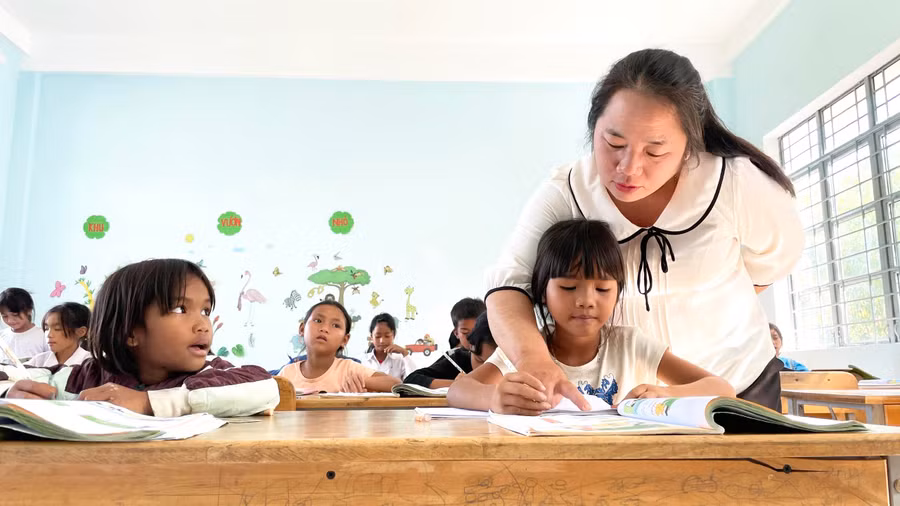 Suốt 18 năm qua, cô giáo Trần Thị Thúy Ngân luôn tận tâm với học sinh vùng sâu. Ảnh: Phương Duyên