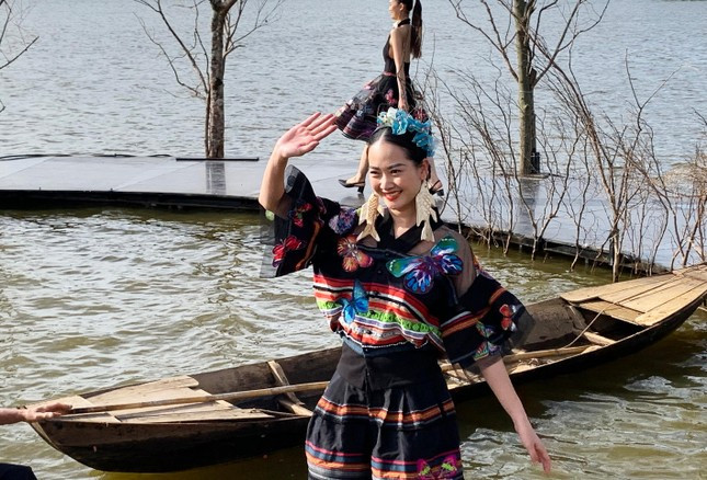 Duyên dáng váy thổ cẩm Duyên dáng váy thổ cẩm