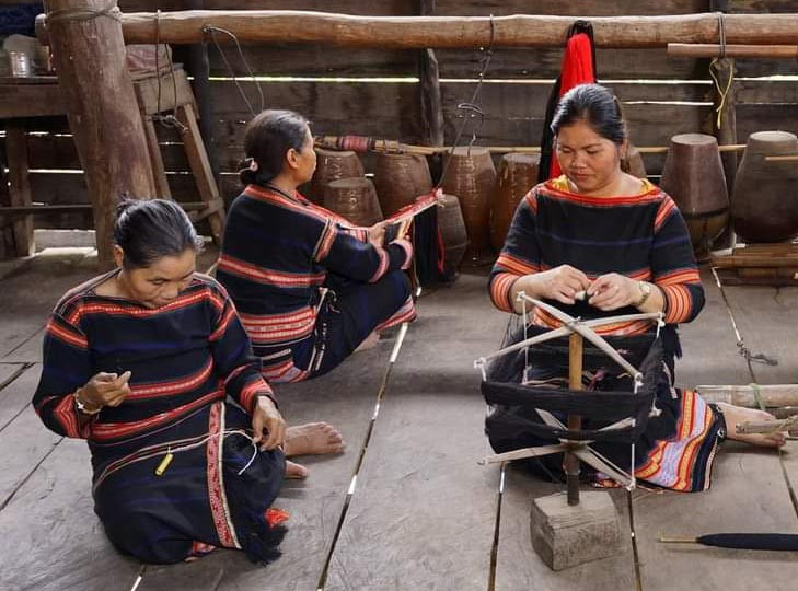 Câu lạc bộ Dệt thổ cẩm của Hội LHPN xã Ia Broăi góp phần bảo tồn văn hóa truyền thống. Ảnh: Vũ Chi