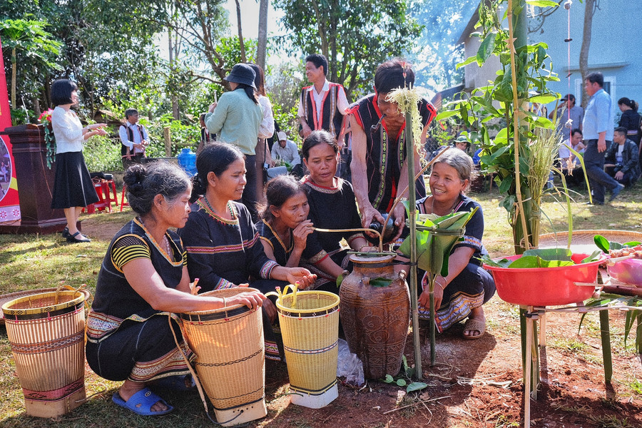 Dân làng quây quần trong ngày ăn lúa mới, đây cũng là dịp để người Bahnar thể hiên tinh thần cố kết cộng đồng