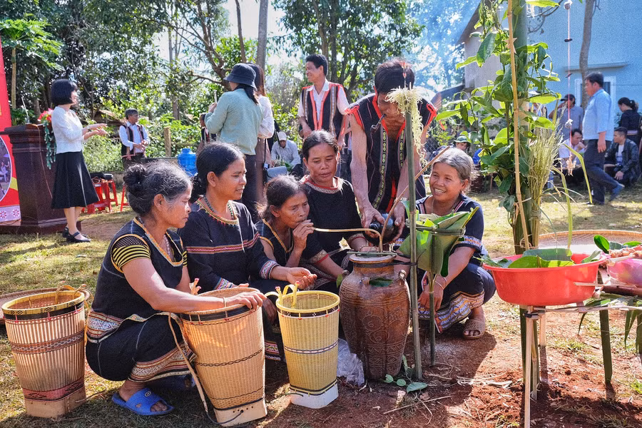 Dân làng quây quần trong ngày ăn lúa mới, đây cũng là dịp để người Bahnar thể hiên tinh thần cố kết cộng đồng