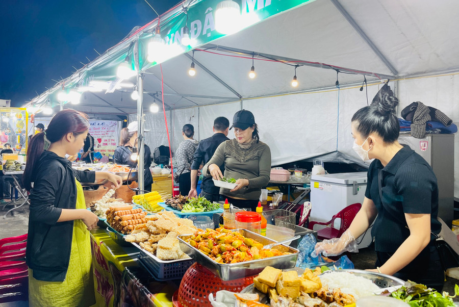 Các gian hàng ẩm thực đường phố với các món ăn như gỏi đu đủ, gỏi ba khía, các món ốc,... thu hút thực khách. Ảnh: Trần Dung Các gian hàng ẩm thực đường phố với các món ăn như gỏi đu đủ, gỏi ba khía, các món ốc,...cũng thu hút thực khách. Ảnh: Trần Dung