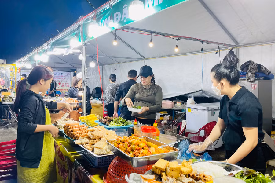 Các gian hàng ẩm thực đường phố với các món ăn như gỏi đu đủ, gỏi ba khía, các món ốc,...cũng thu hút thực khách. Ảnh: Trần Dung