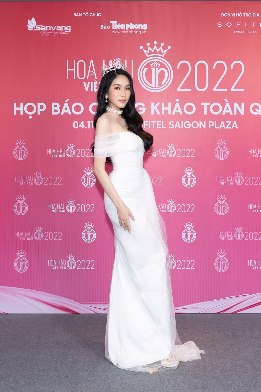 Á hậu Phương Anh chọn váy trễ vai gợi cảm, đảm nhận vai trò MC của sự kiện. Sắp tới, người đẹp sẽ lên đường sang Nhật Bản tranh tài tại đấu trường Miss International 2022. Ảnh: BTC