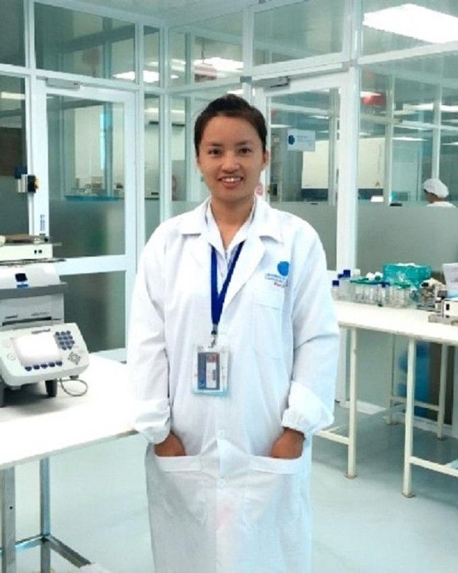 Bà Vũ Bích Ngọc tại phòng thí nghiệm Viện Tế bào gốc. Ảnh: ĐH Quốc gia TPHCM