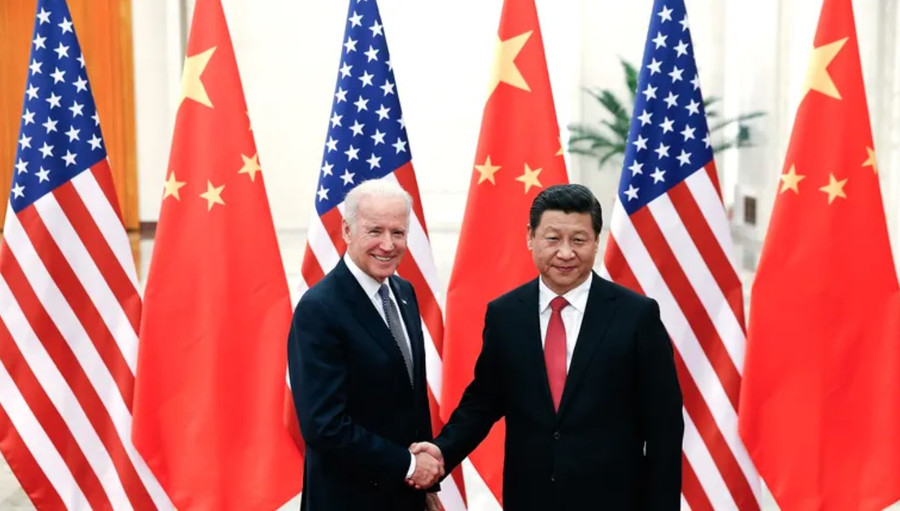  Chủ tịch Trung Quốc Tập Cận Bình bắt tay Phó Tổng thống Mỹ Joe Biden ngày 4.12.2013 tại Bắc Kinh, Trung Quốc. Ảnh: Xinhua