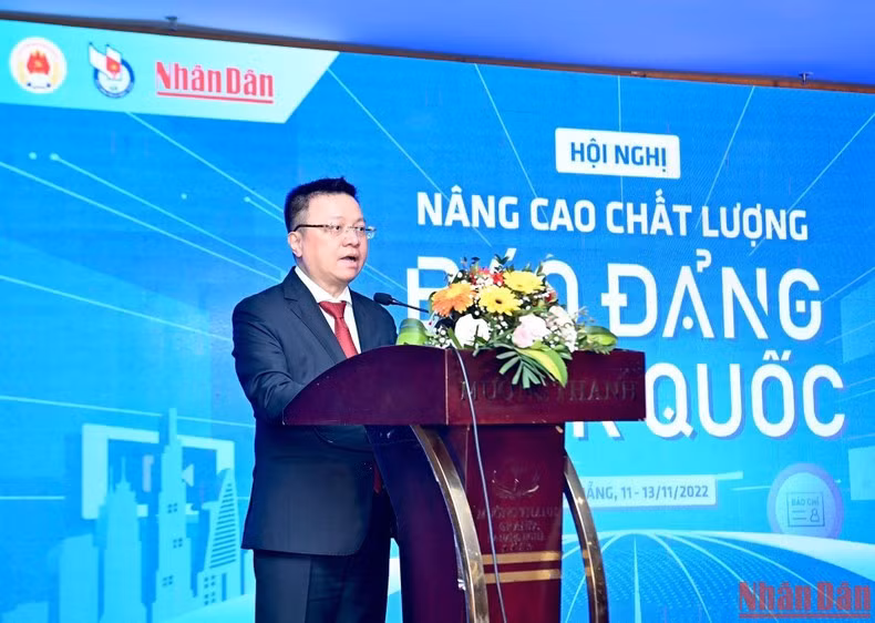 Đồng chí Lê Quốc Minh, Ủy viên Trung ương Đảng, Tổng Biên tập Báo Nhân Dân, Phó Trưởng Ban Tuyên giáo Trung ương, Chủ tịch Hội Nhà báo Việt Nam phát biểu tại phiên bế mạc Hội nghị “Nâng cao chất lượng báo Đảng toàn quốc”.