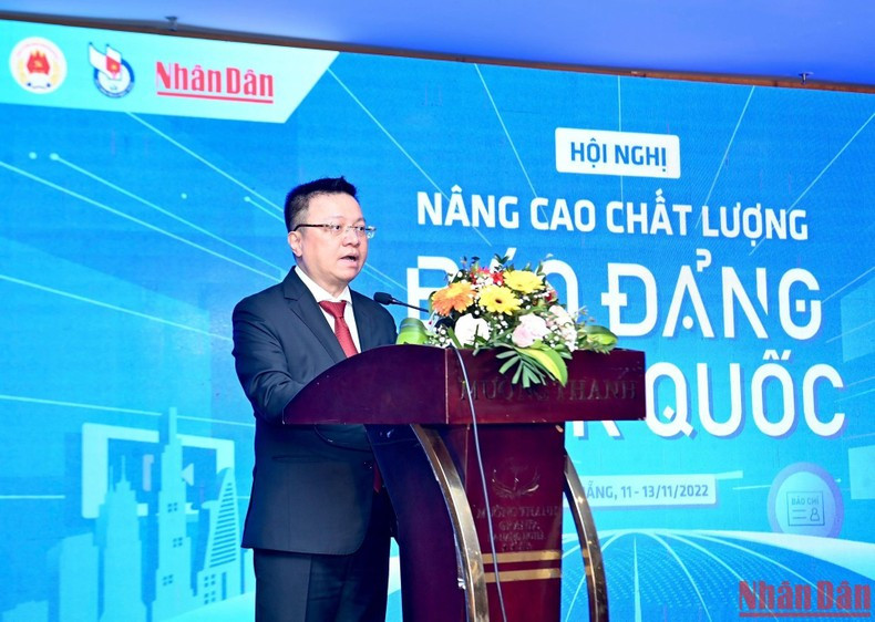 Đồng chí Lê Quốc Minh, Ủy viên Trung ương Đảng, Tổng Biên tập Báo Nhân Dân, Phó Trưởng Ban Tuyên giáo Trung ương, Chủ tịch Hội Nhà báo Việt Nam phát biểu tại phiên bế mạc Hội nghị “Nâng cao chất lượng báo Đảng toàn quốc”.