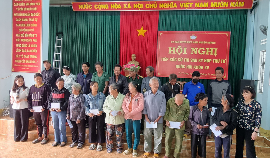 Đoàn đại biểu Quốc hội tỉnh Gia Lai trao quà cho các gia đình chính sách, hộ nghèo tại xã Tơ Tung. Ảnh: Hà Phương