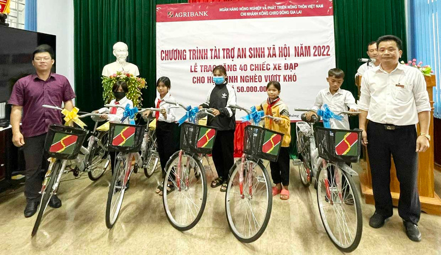 Ông Hoàng Văn Lực-Giám đốc Agribank Chi nhánh huyện Kông Chro trao tặng xe đạp cho các em học sinh. Ảnh: Lê Liên