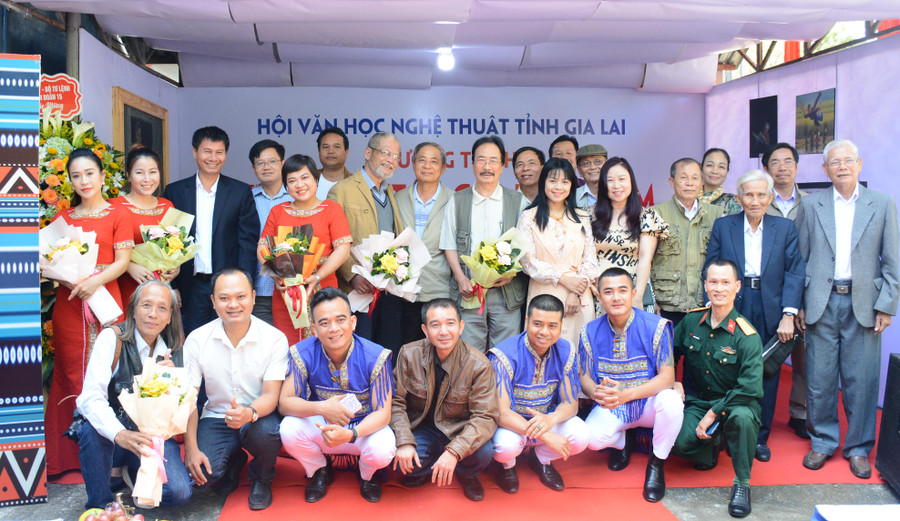 Đông đảo hội viên Hội Văn học Nghệ thuật tỉnh góp mặt tại chương trình. Ảnh: Phương Duyên