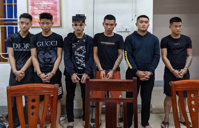 Các đối tượng liên quan tại cơ quan công an. Ảnh: V. Hậu